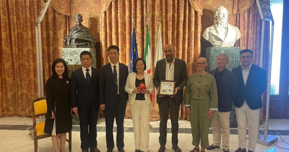 31-07-24 oggi la delegazone di Canton in visita a Palazzo di Città