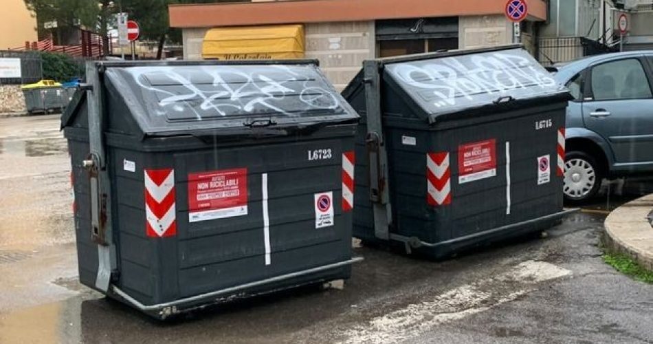 bidoni in mezzo alla strada