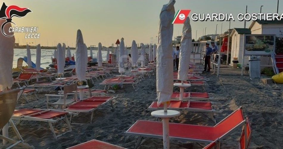 Estate: 56 ombrelloni abusivi a San Foca, Cc e Guardia costiera restituiscono spiaggia libera nel circondario di Otranto