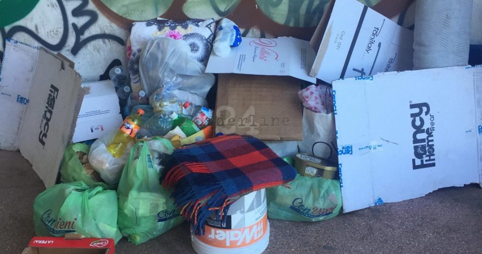 rifiuti via capruzzi senzatetto