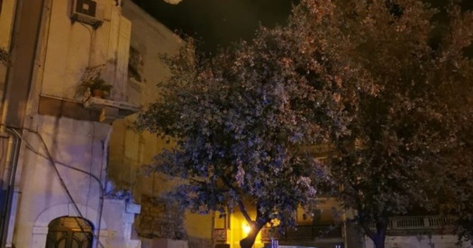 Crolla parte di palazzina ad Andria, due feriti