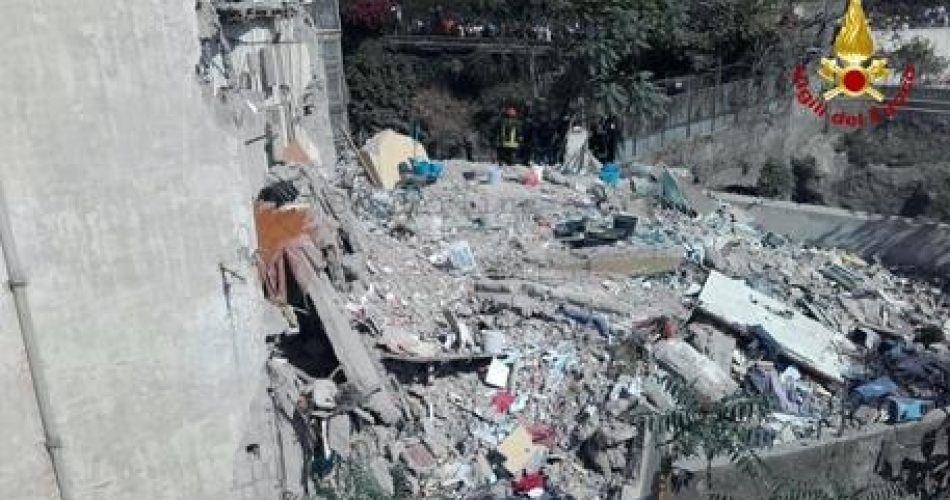 (Crollo palazzina a Torre Annunziata, foto Ansa)