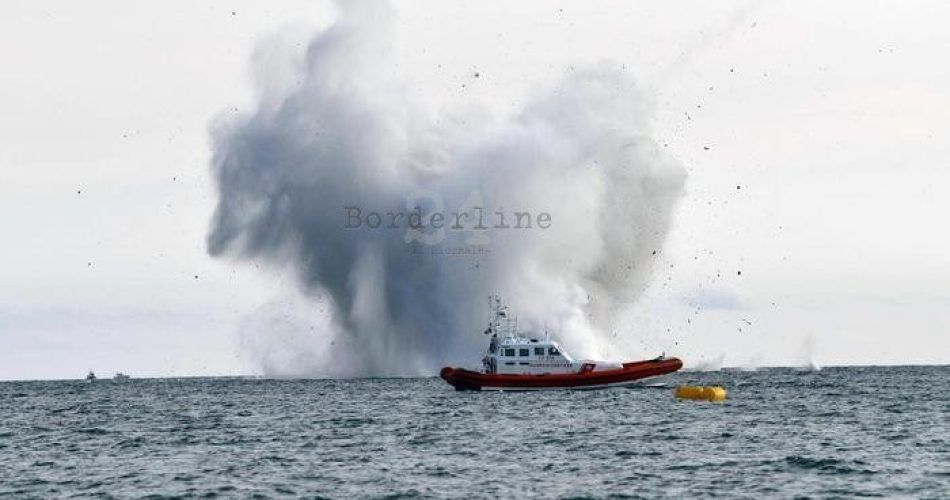 Precipita caccia: Una foto tratta dal profilo Twitter di Anne-Marie Hultberg mostra il momento della caduta del caccia Eurofighter dell'Aeronautica militare a Terracina