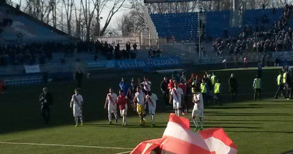 La festa dei giocatori del Bari a fine partita sotto il settore ospiti (Foto Notarnicola, FcBari1908 Facebook)