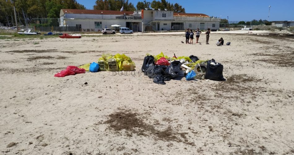 pulizia spiaggia volontari