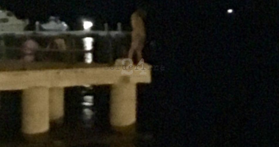 molo san nicola ragazzo urina