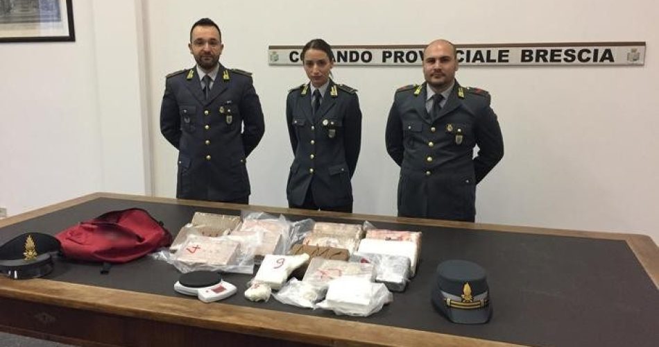 Droga: a 14 anni 3 kg coca nello zaino di scuola e 12 a casa