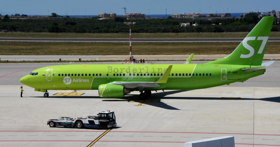aeroporto Aeromobile S7 in arrivo a Bari