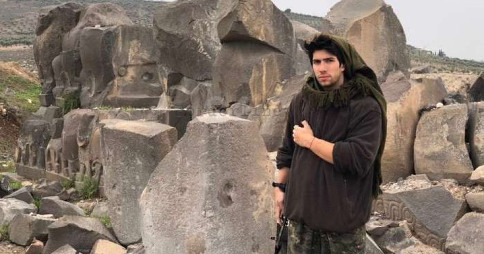 Marco, combattente italiano delle Ypg, le milizie di protezione del popolo curdo in Siria, tornato dal fronte siriano di Afrin, racconta l?inferno della Siria. Qui è immortalato davanti ai resti del tempio di Ain Dara, distrutto in un bombardamento