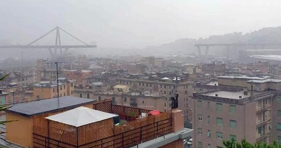 Il ponte Morandi parzialmente crollato a Genova, in un'immagine tratta dal profilo Twitter del consigliere comunale Pd Ugo Truffelli, 14 agosto 2018. PROFILO TWITTER UGO TRUFFELLI +++ ATTENZIONE LA FOTO NON PUO' ESSERE PUBBLICATA O RIPRODOTTA SENZA L'AUTORIZZAZIONE DELLA FONTE DI ORIGINE CUI SI RINVIA +++ ++ HO - NO SALES, EDITORIAL USE ONLY ++