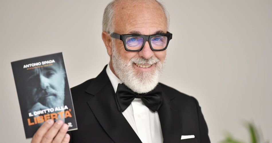 Antonio Spada con libro