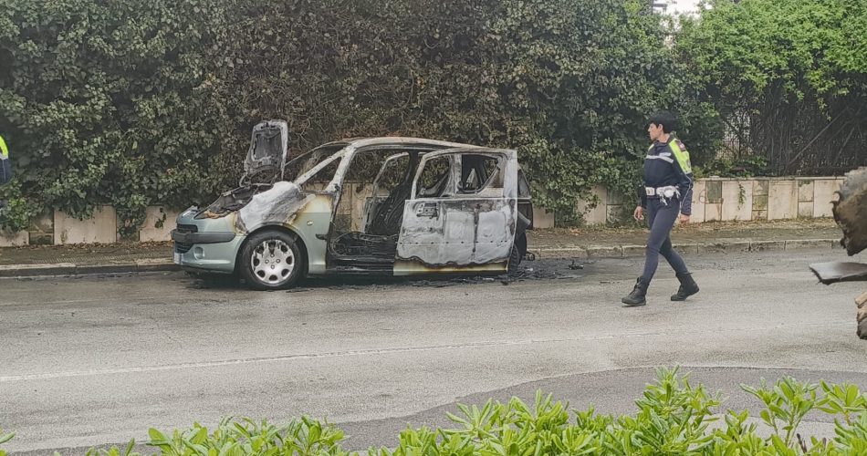 Auto bruciata