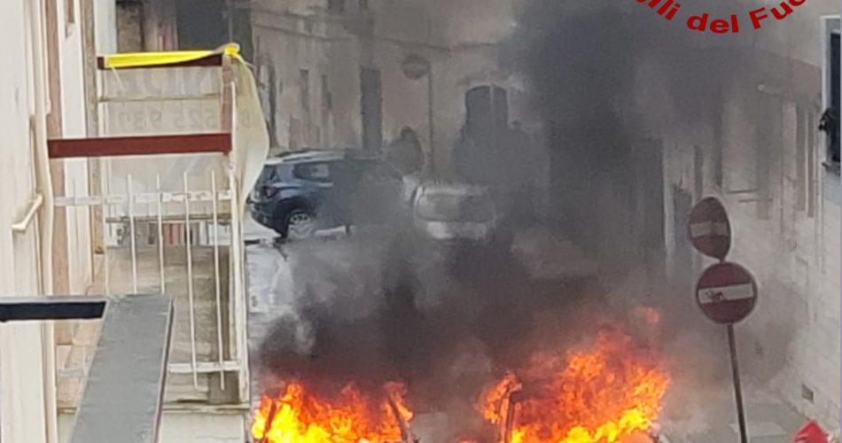 Auto in fiamme Gioia del colle