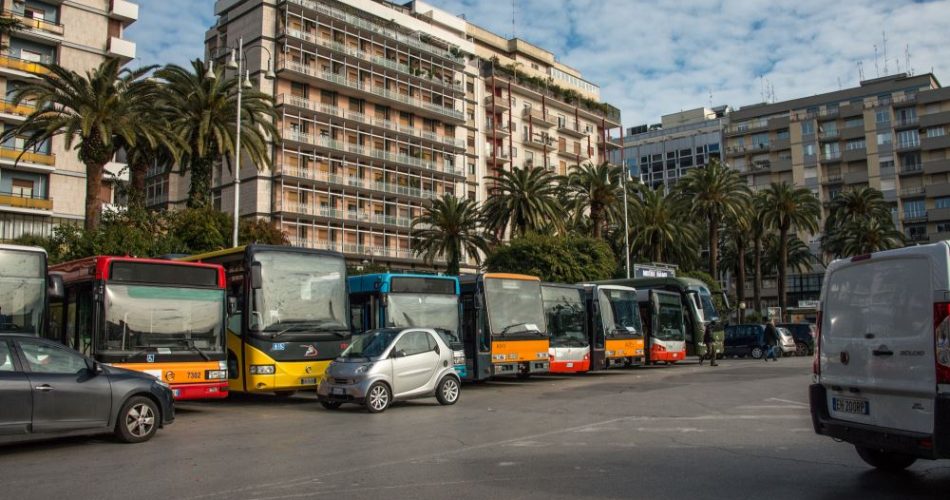 _BCA4698 Bus alla stazione