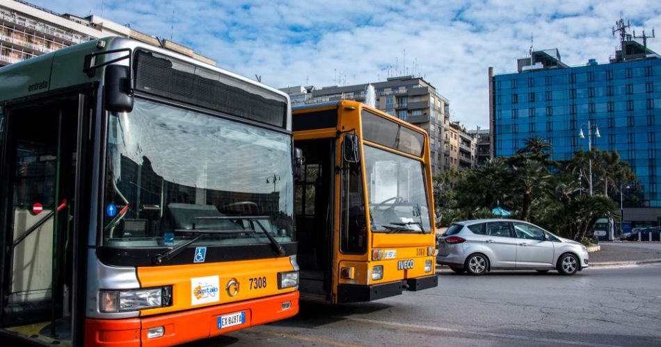 Bus dell'Amtab alla stazione centrale (Luca Desiderato)