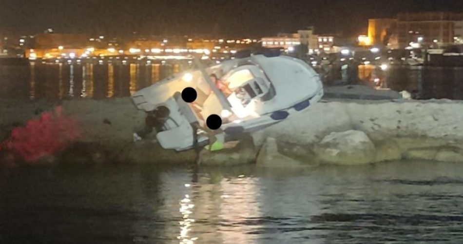 Barca_incagliata_(1)-1782731657679.jpg--taranto__motoscafo_si_schianta_sulla_diga_foranea_del_porto__famiglia_finisce_in_ospedale_sotto_shock
