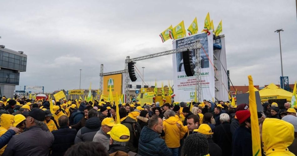 Blitz degli agricoltori Coldiretti al porto di Civitavecchia contro invasione olio straniero