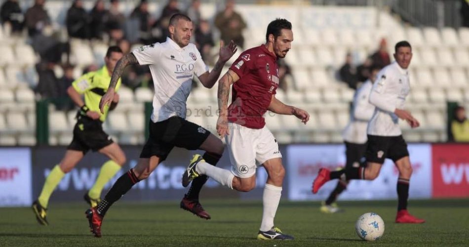 EINDHOVEN, NETHERLANDS - DECEMBER 12: Francesco Bolzoni of Inter Milan tries to tackle Ibrahim Afellay of PSV Einhoven during the UEFA Champions League Group G match between PSV Einhoven and Inter Milan at the Philips Stadium on December 12, 2007 in Eindhoven, Netherlands. (Photo by Ian Walton/Getty Images)