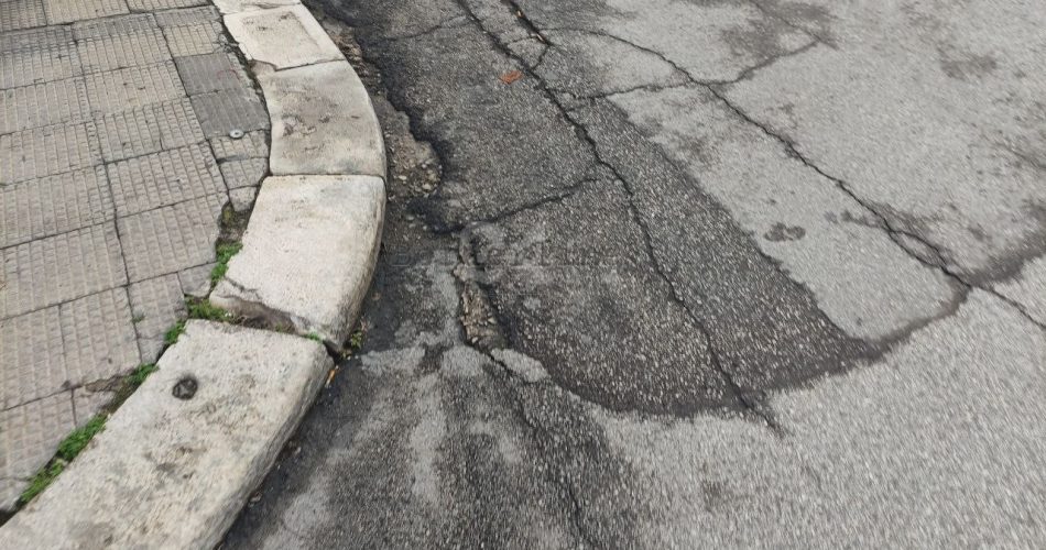 Buche strada dissestata Bari (11)