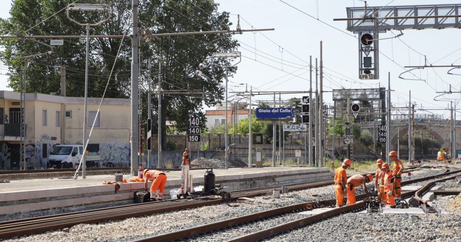 Bari 01 08 2025, lavori di risanamento e rinnovo deviatoi nella stazione di Gioia del Colle (Bari-Taranto) più interventi ERTMS in zona Acquaviva delle Fonti . Donato Fasano / Lapresse