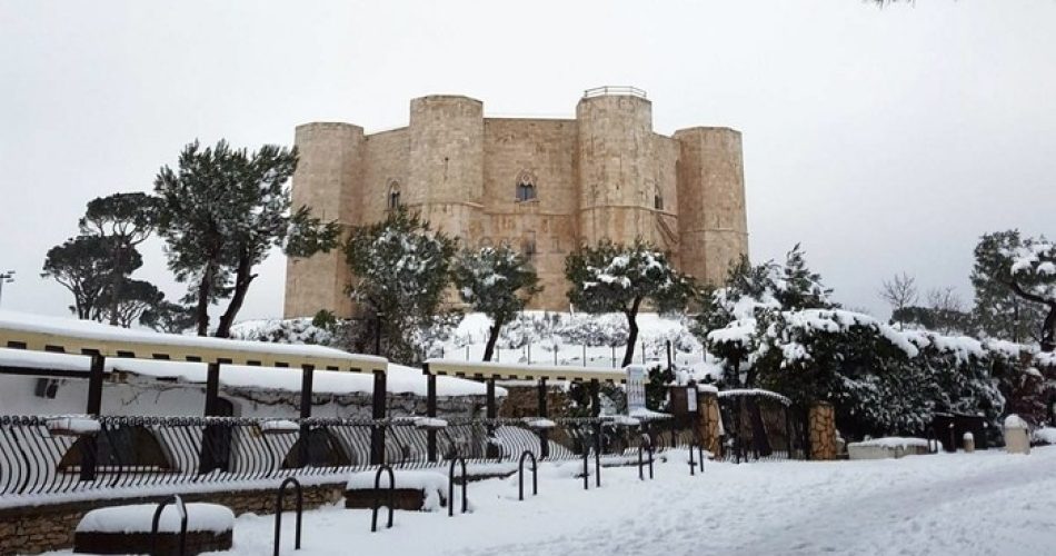 Neve a Castel del Monte (Ansa)