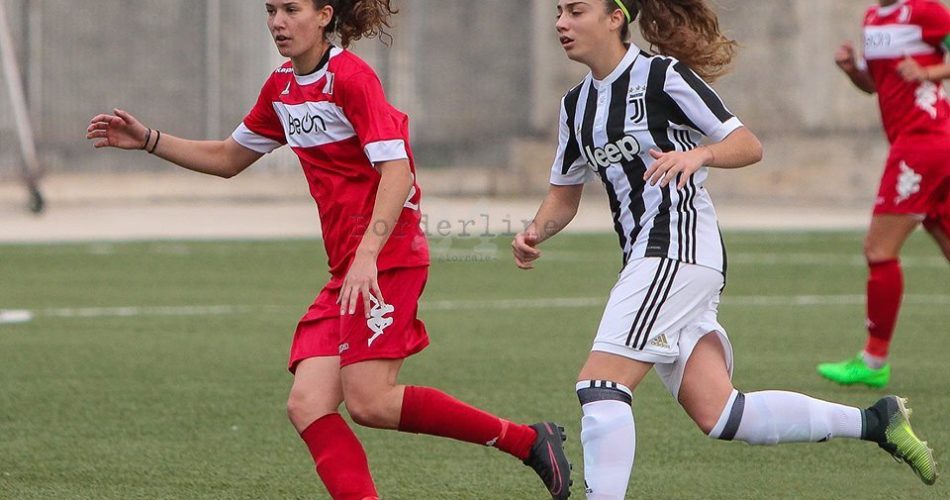 Sulla sinistra, Chiara Groff in azione contro la Juventus (Foto Ricciolo - Official Photographer Pink Bari)