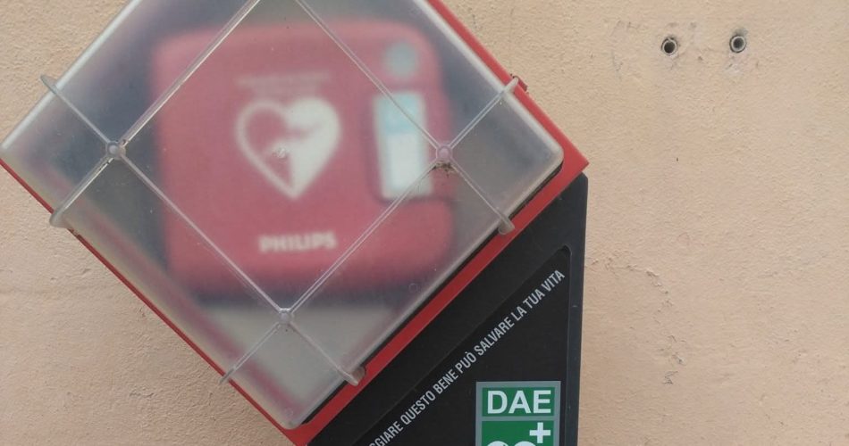 Colonnina con defibrilatore