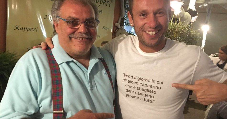 Cqkrhwxgaabyn Jpg Large Antonio Cassano, con un amico, indossa una maglietta con un messaggio esplicito per i suoi detrattori