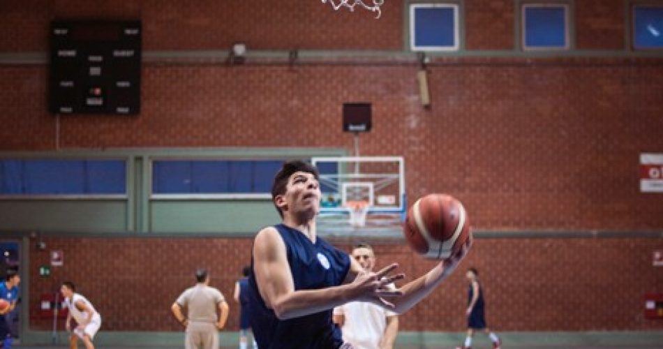 Un giocatore di pallacanestro