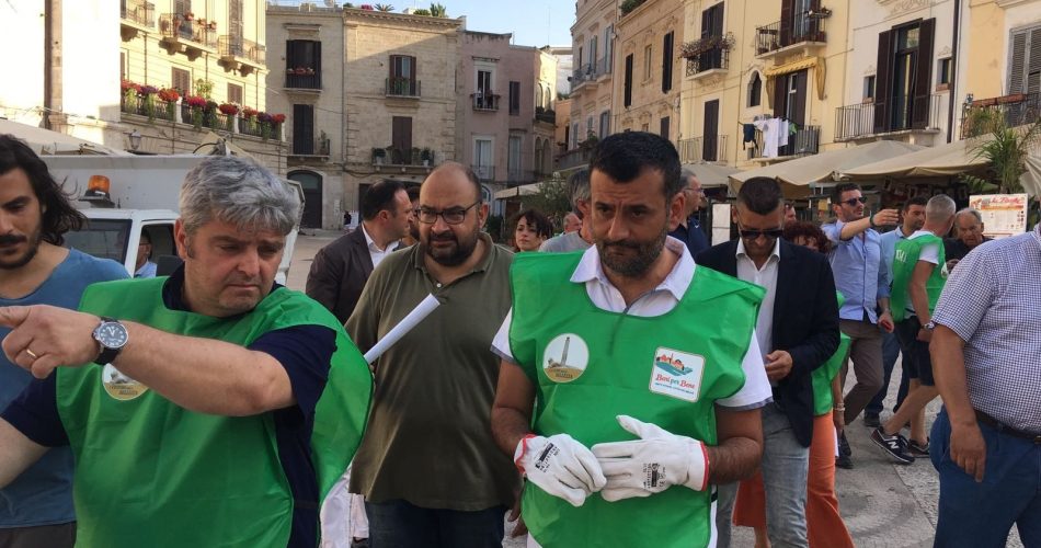 Decaro con i custodi del pulito