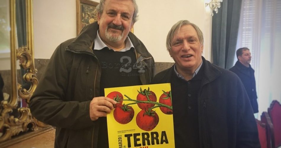 Il presidente Michele Emiliano con Don Ciotti (Ansa)