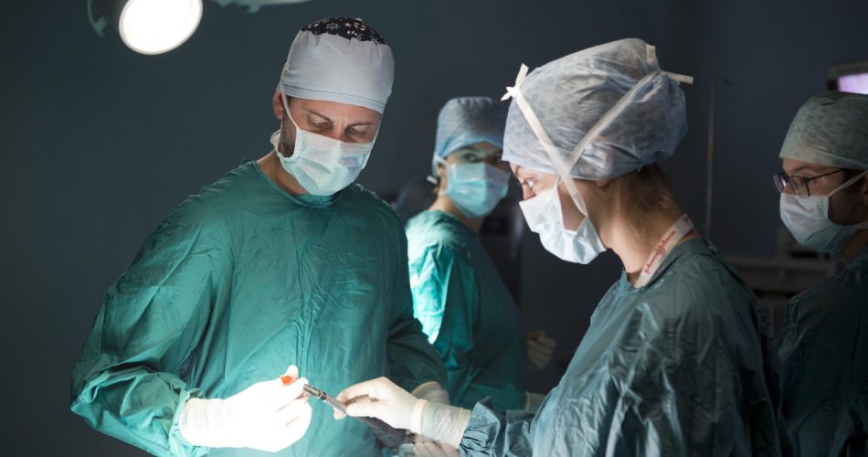 Dott. Antonio Braun in sala operatoria