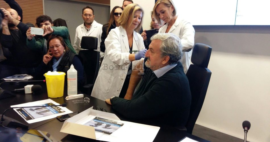 Emiliano si vaccina