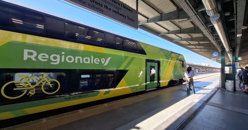 Esterno treno elettrico a doppio piano