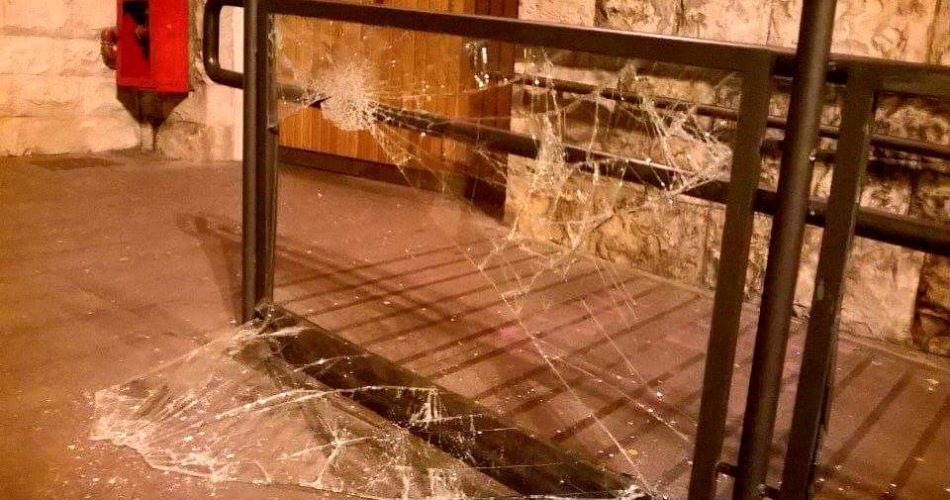 Vetri rotti parrocchia Santa Croce