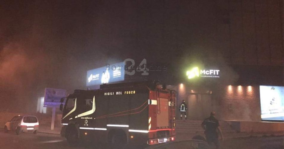 Vigili al lavoro nell'ex hotel Ambasciatori (foto Filippo Melchiorre)
