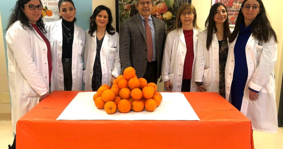 FOTO PROF. GIANNELLI CON GRUPPO RICERCATRICI DEL CENTRO NUTRIZIONE CLINICA