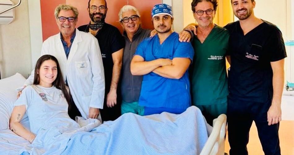 Federica con l'equipe ortoplastica che l'ha operata