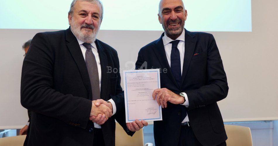 Firma per il trasferimento delle azioni AQP ai comuni (8)