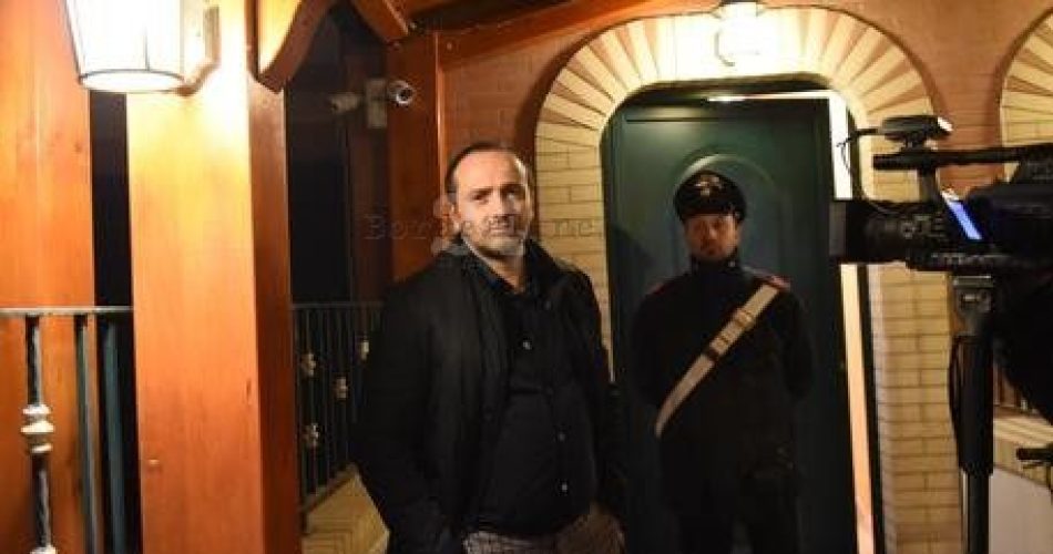 Il vicepresidente del Foggia, Massimo Curci, all'esterno della sua villa (Credits Ansa / Franco Cautillo)