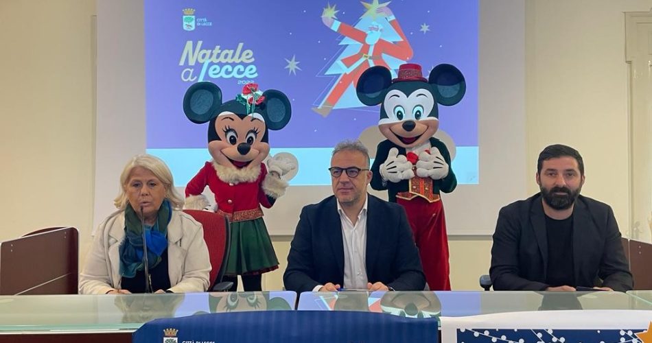 Foto conferenza stampa con mascotte (1)