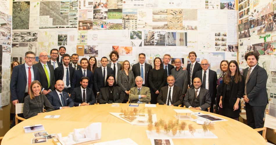 Foto di gruppo di tutti i partecipanti al Progetto G 124. Al centro, seduto, Renzo Piano