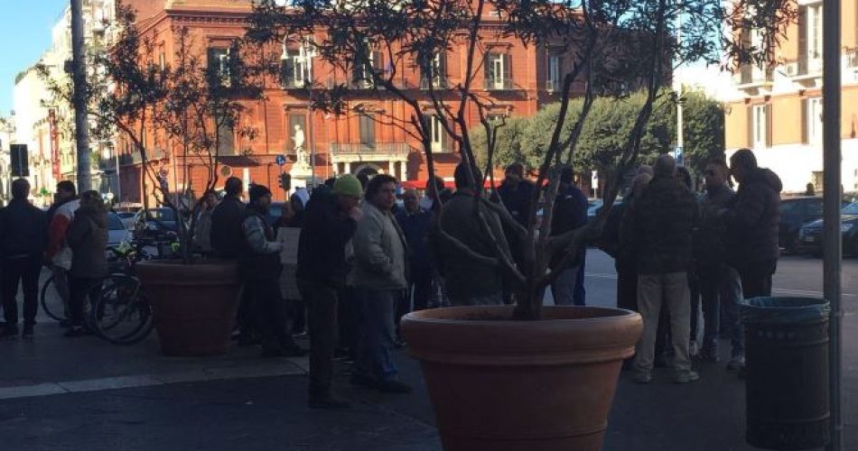 Manifestazione ambulanti sotto il palazzo del Comune