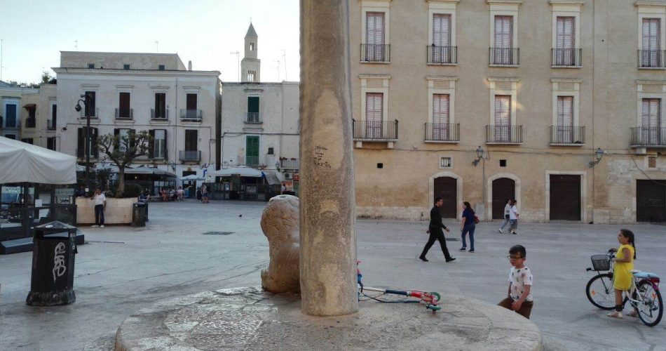 Colonna Infame imbrattata