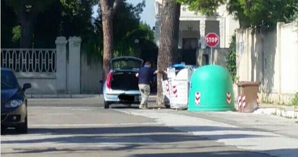 Un'immagine ripresa dalla telecamera nascosta che ritrae un uomo che getta fuori orario i rifiuti