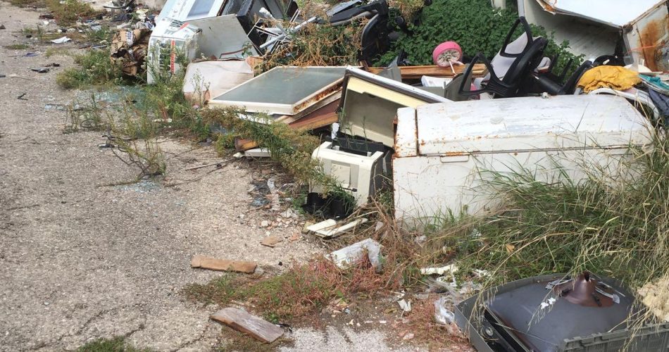 rifiuti via caracciolo