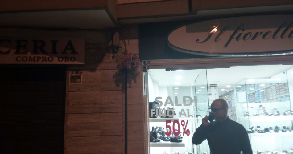 Insegne spente a Carrassi