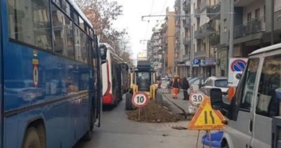 cavi tranciati, disagi viale Unità di Italia
