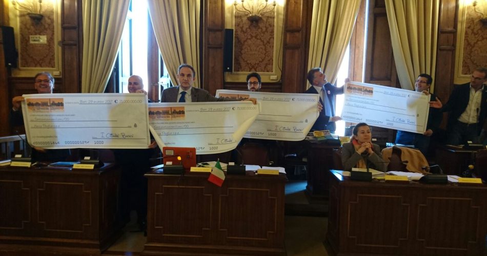 Nella foto l'ultima protesta dell'opposizione in Consiglio (sulla sinistra la consigliera Melini esclusa)