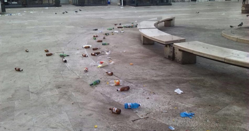 Rifiuti piazza mercantile e del Ferrarese amiu